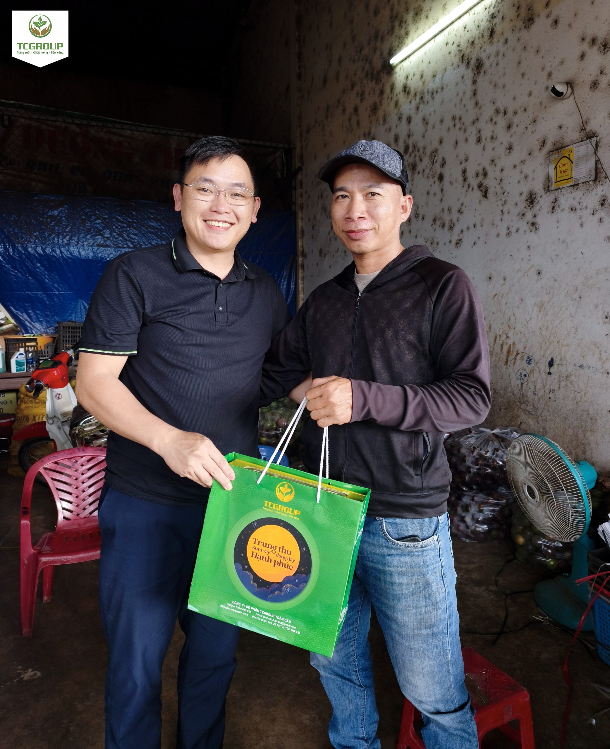 TCGROUP trao gửi quà tận tay cho đại lý