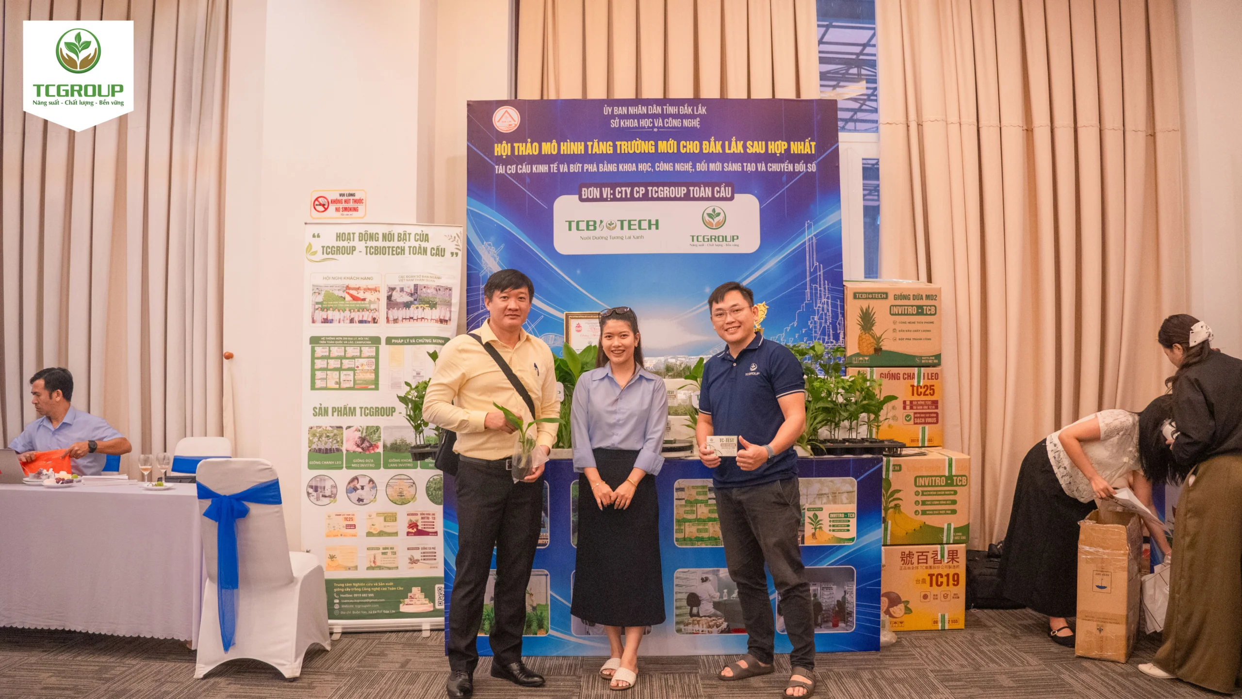 Các đại biểu quan tâm và chú ý đến gian hàng trưng bày của TCGROUP - TCBIOTECH
